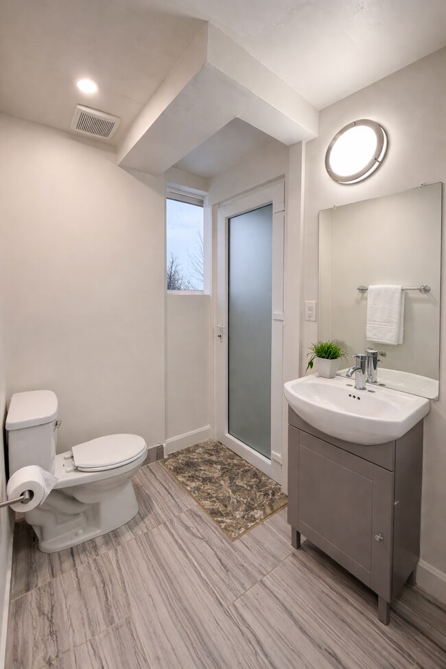 Photo du bâtiment - 7800 Lundy's Ln