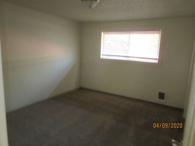 Building Photo - (905) Draper Apartments - 3 Bed / 1.5 Bath...