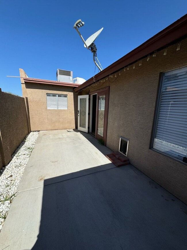 Building Photo - Tempe townhome at 101/University
