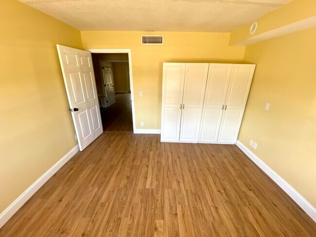 Building Photo - 921 Evergreen Dr
