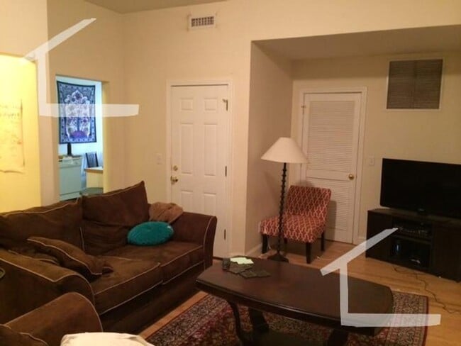 Foto del edificio - Huge BU South Campus 4 Bed/2 Bath on St. Mary's.  Available September 1st, 2026