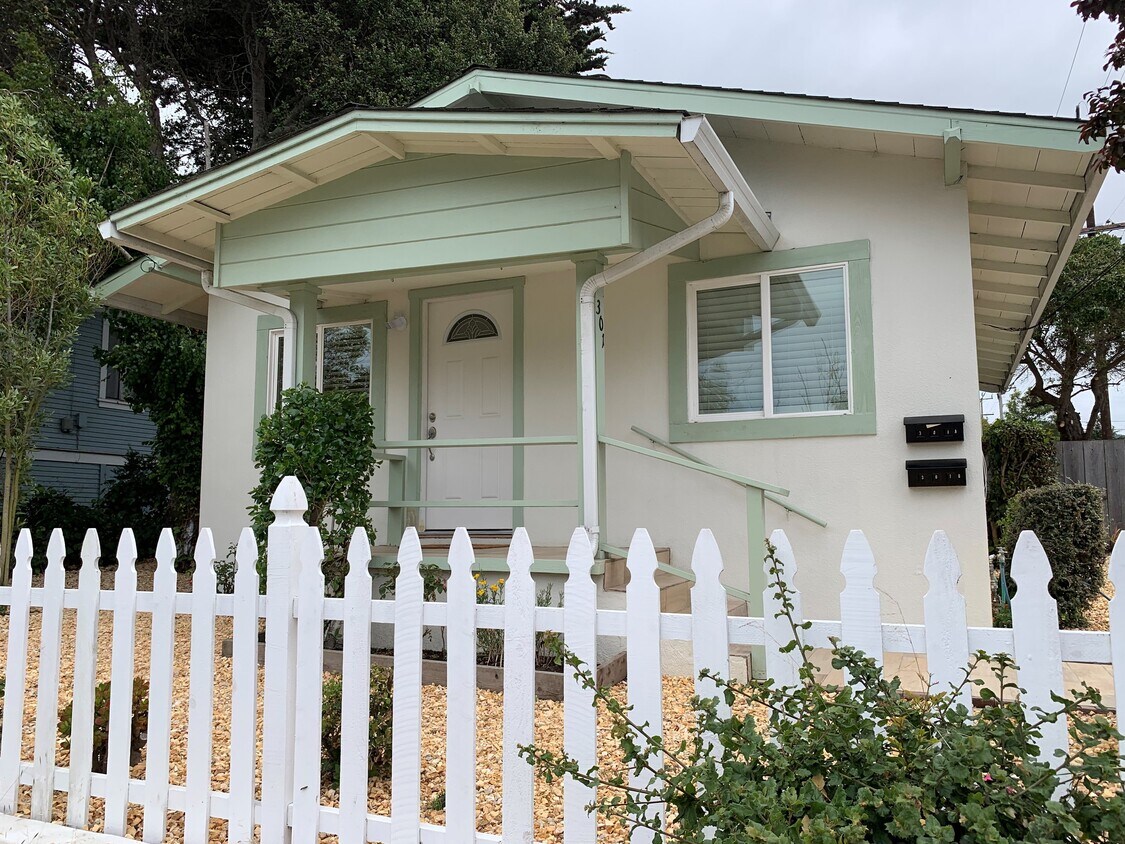 Primary Photo - 301 Park Ave