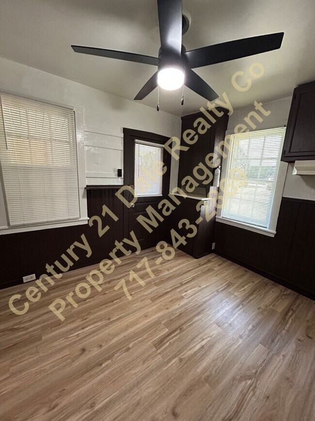 Foto del edificio - Beautifully redone 3 BR, 1 Bath Townhouse in York Suburban Schools