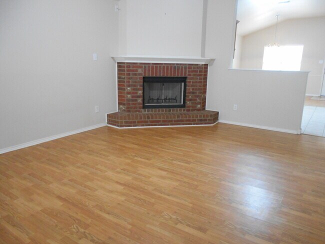 Foto del edificio - Half Off First Full Month's Rent / Open Pl...