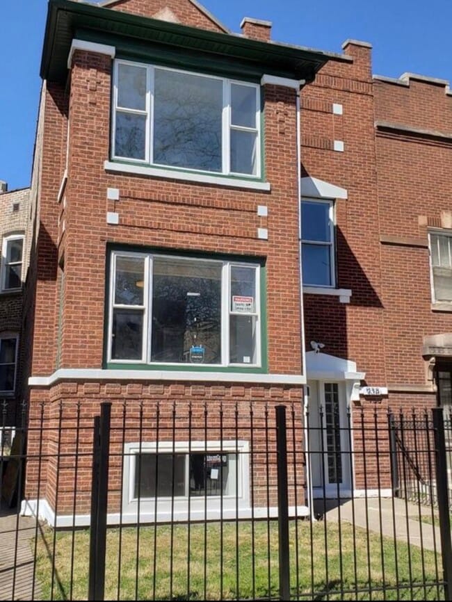 Building Photo - 938 N Leclaire Ave
