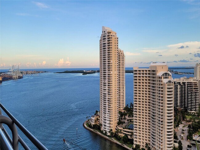 Foto del edificio - 325 S Biscayne Blvd