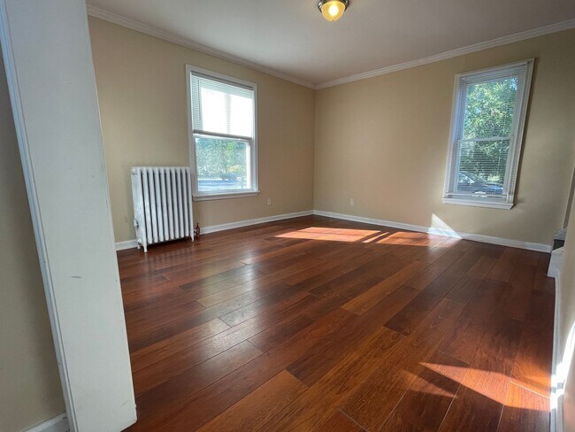 Foto del edificio - Updated 3bed / 3bath farmhouse.  Nice Location.