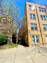 Building Photo - 3915 N Southport Ave