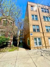 Building Photo - 3915 N Southport Ave