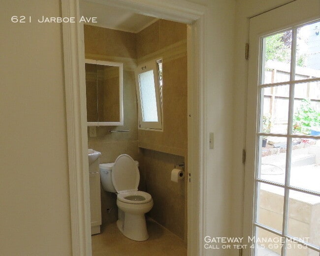 Building Photo - 621 Jarboe Ave