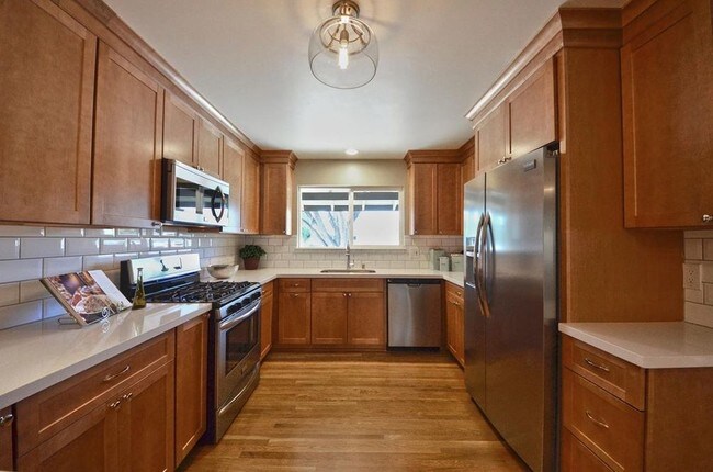 Building Photo - 1398 Santa Fe Dr