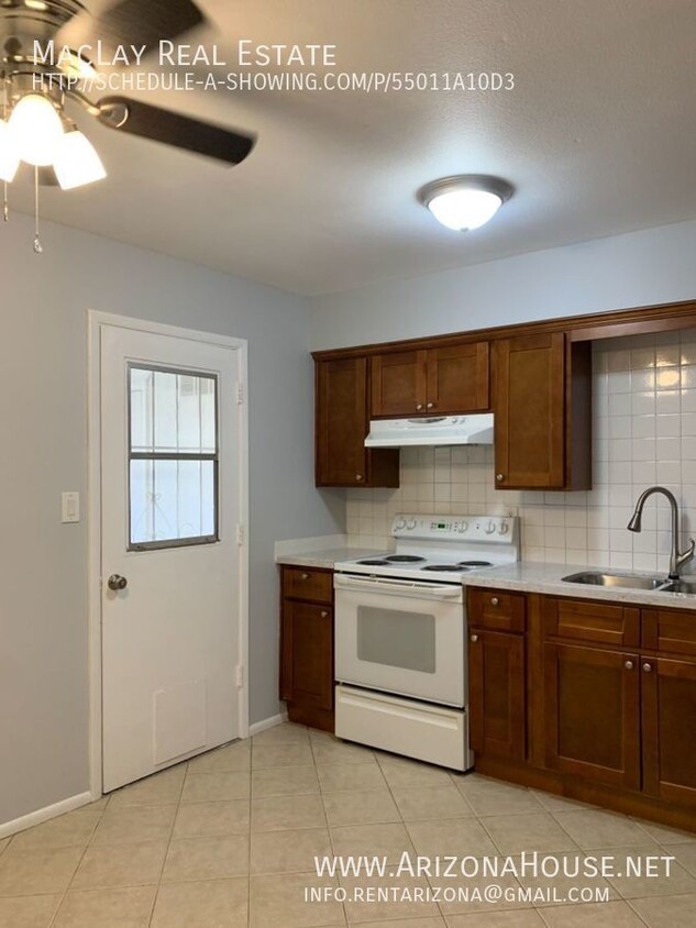 Foto principal - Remodeled 2 Bedroom w/Sun Room and Backyar...