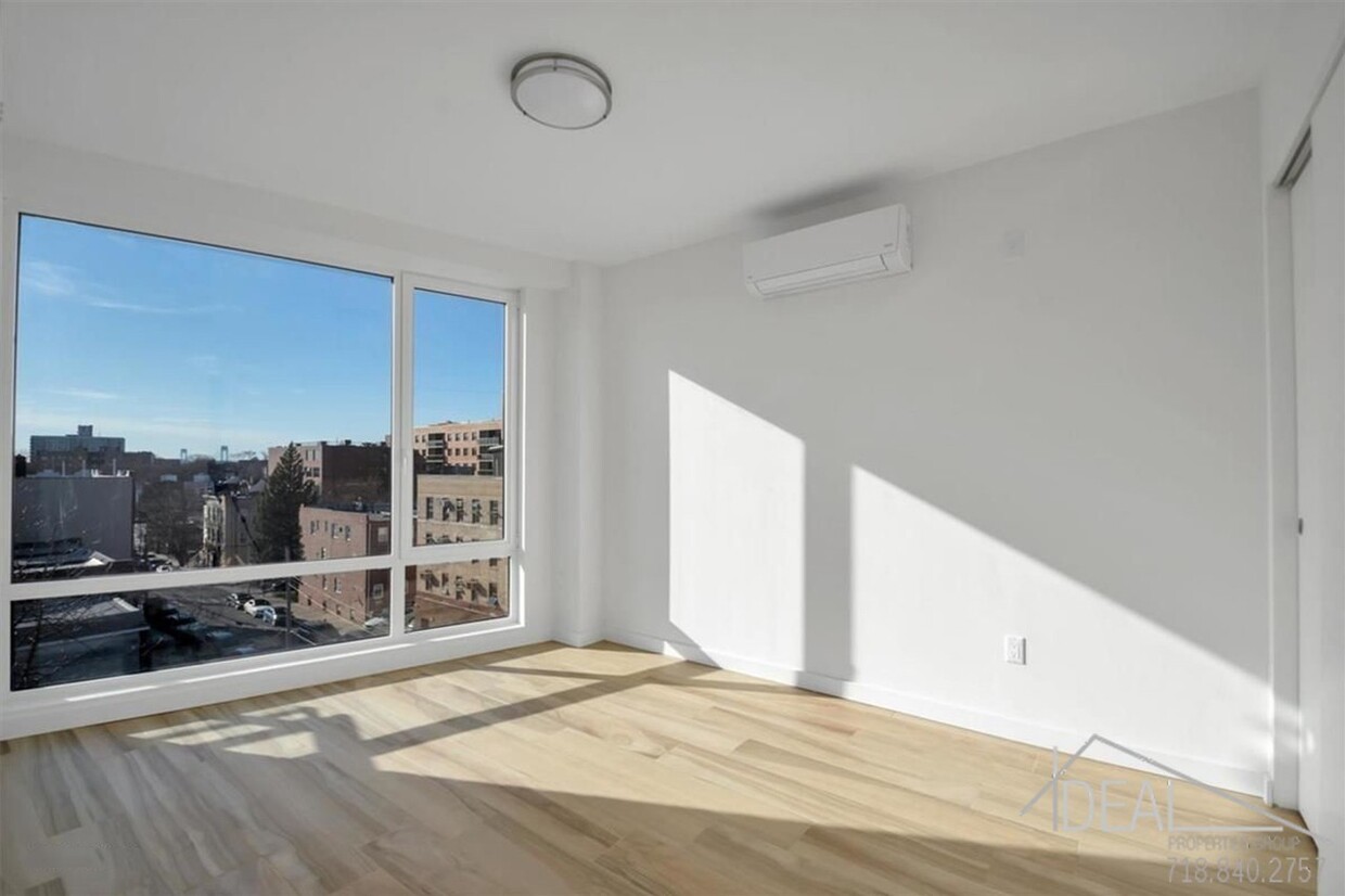 Foto principal - 1330 E 13th St