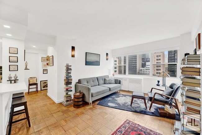 Building Photo - 333 EAST 46 STREET / Spacious One Bedroom ...
