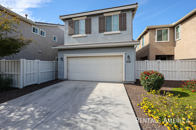 Building Photo - Beautiful & Spacious Gilbert Townhome!