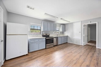 Building Photo - 2119 N Austin Ave