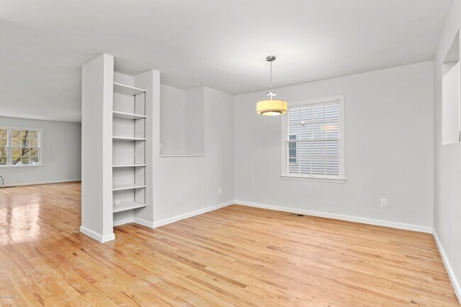Building Photo - 20 Hollow Wood Ln
