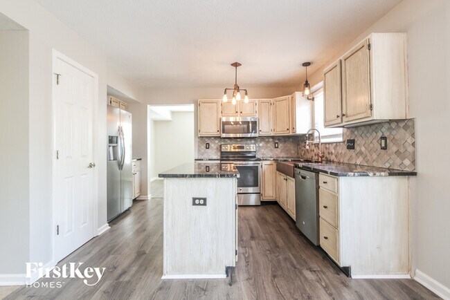 Building Photo - 3360 Yorkshire Dr