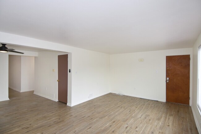 Amplias salas de estar y comedores independientes, recién pintados y con pisos de tablones de vinilo de lujo. - 3156 Glendale Ave