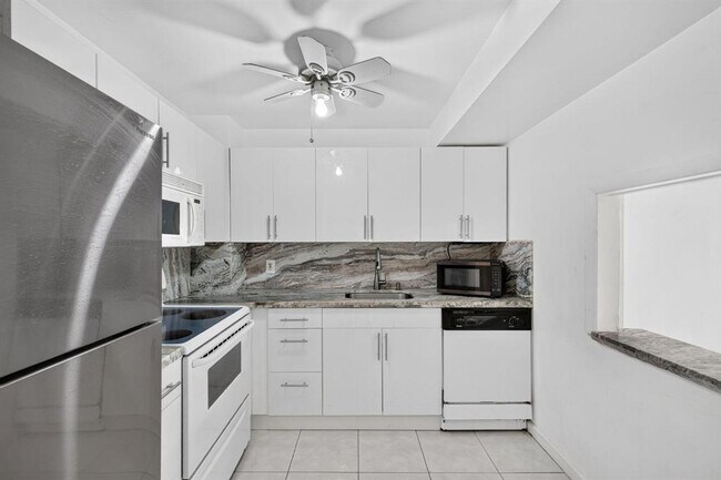 Building Photo - 660 Tennis Club Dr