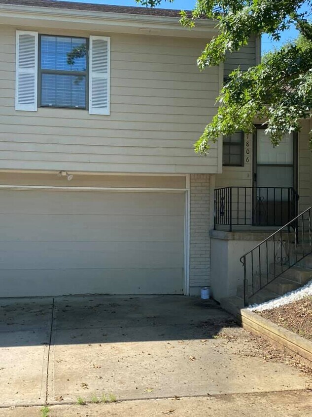 7806 E 130th Ct, Grandview, MO 64030 Townhome Rentals in Grandview MO