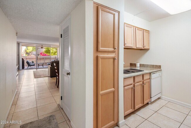 Foto del edificio - 7625 Camelback Rd