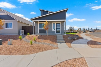 Building Photo - 3972 SW Obsidian Ave