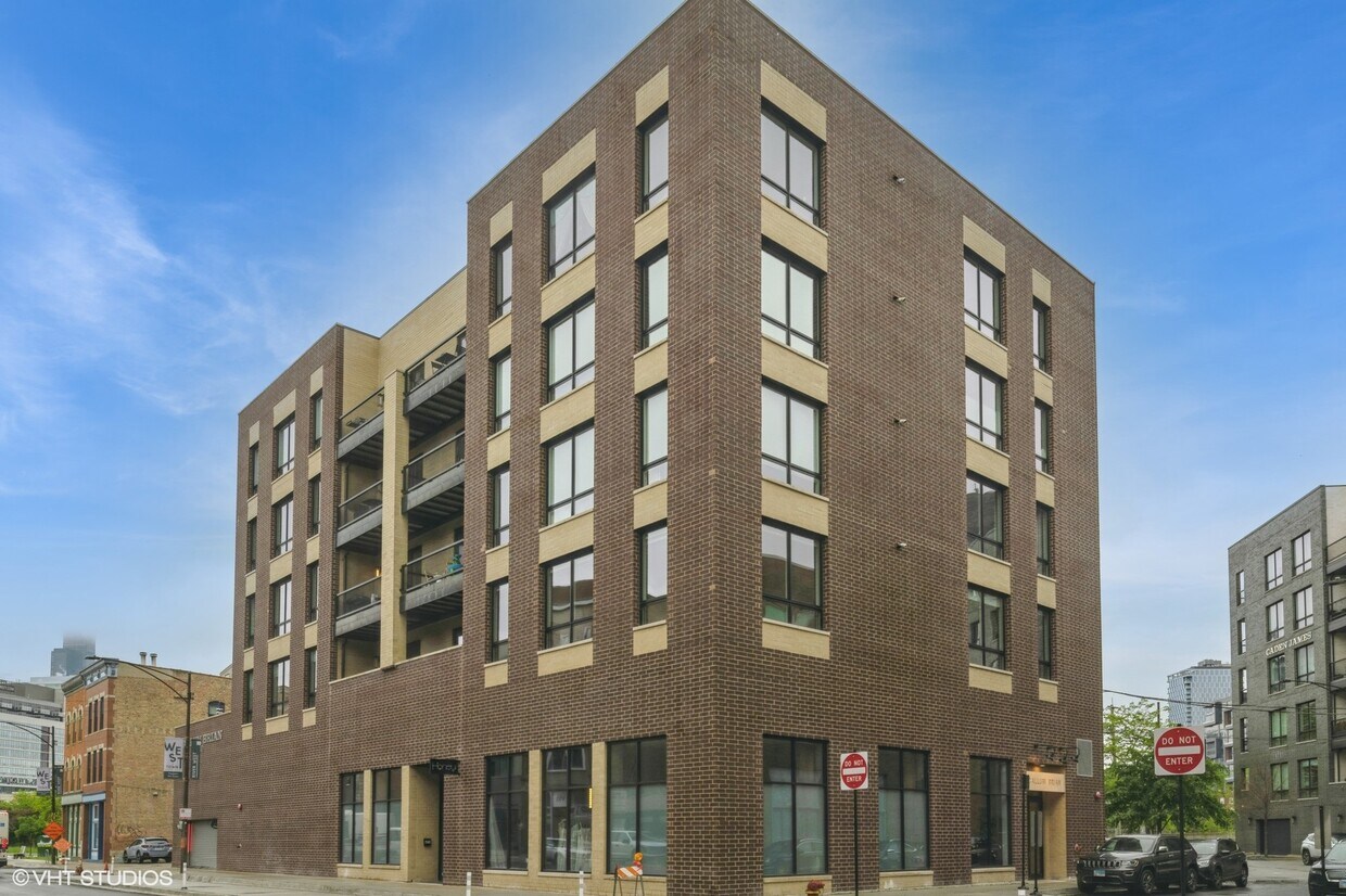 Foto principal - 680 N Milwaukee Ave