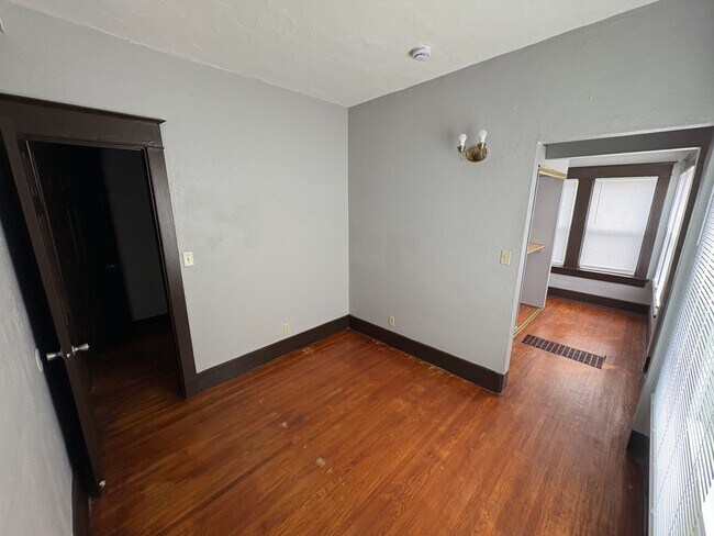Foto del edificio - Large Kitchen, Hardwood Floors, Laundry included