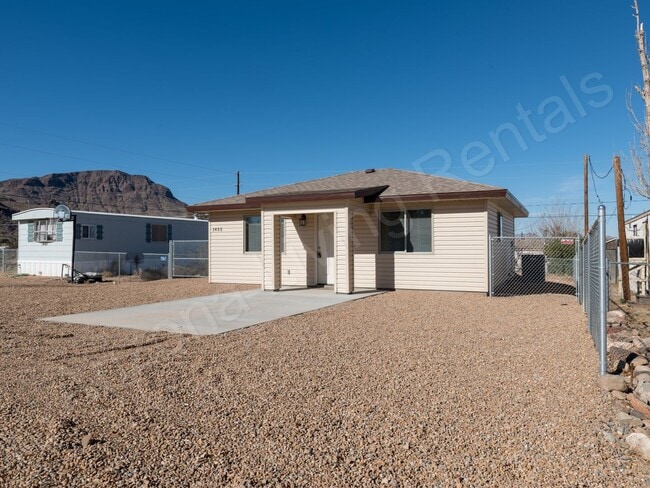 Building Photo - CUTE 1 BEDROOM HOME