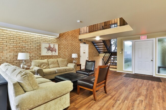 Building Photo - 444 N Clay Ave