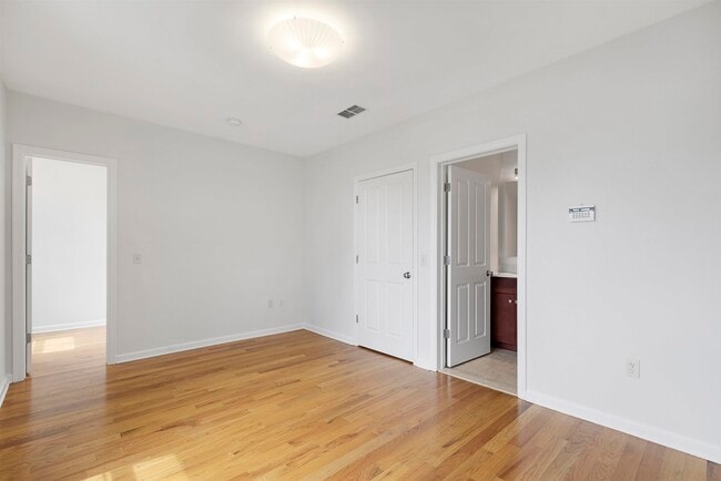 Building Photo - 437 Whiton St