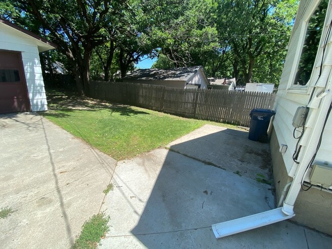 Building Photo - 630 W Linden St