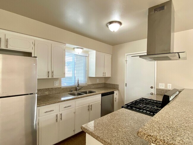 Foto del edificio - $2,200 Gettysburg & Minniewawa, 3 Bedroom - Across From Tarpey Elementary