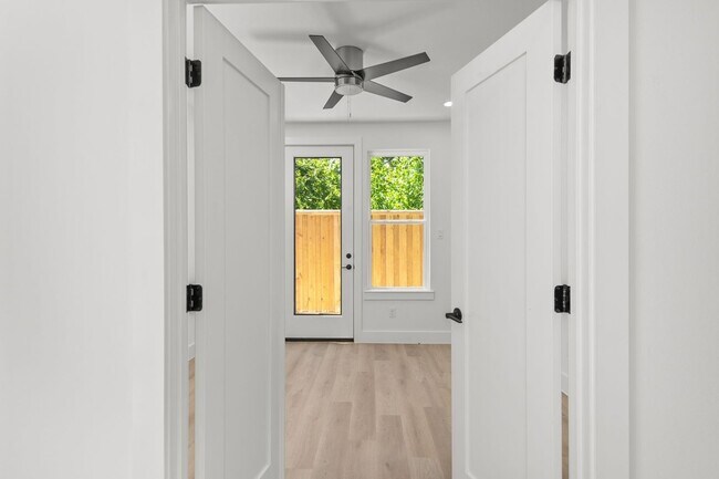 Building Photo - 3348 Sauer St