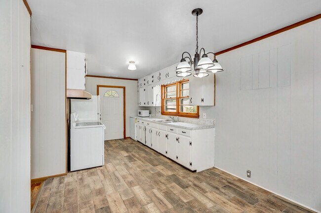 Building Photo - 3912 Hillcrest Ct SW