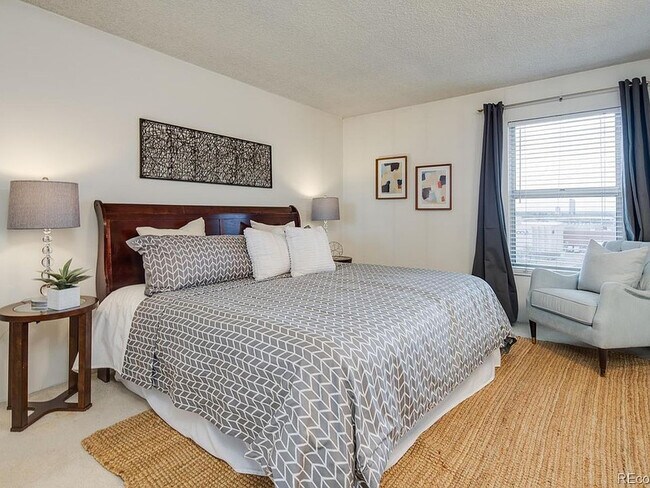 Building Photo - 2 Adams St