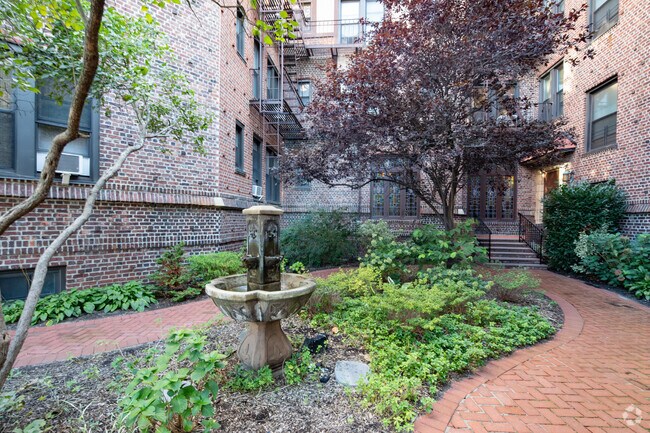 Foto de la entrada - Rockville Tudor Apt. Corp.