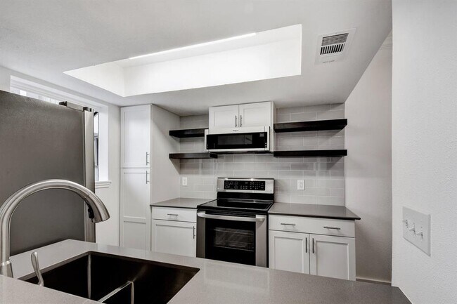 Foto del edificio - 3840 Far W Blvd
