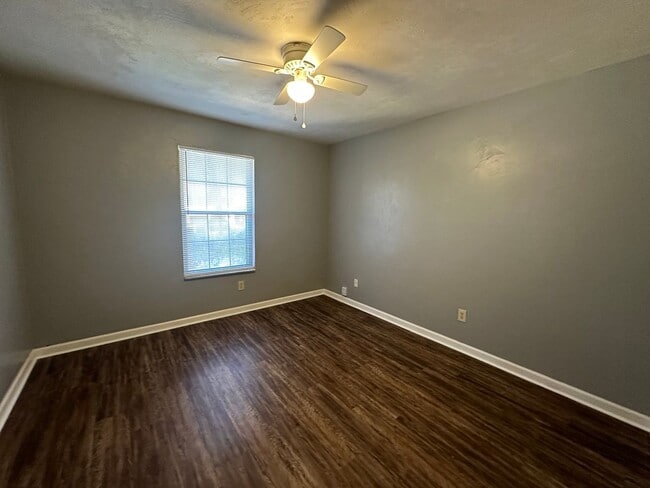 Building Photo - Downstairs unit near TMH w/ NO CARPET!!!