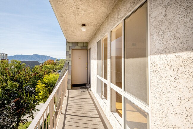 Building Photo - 617 E Angeleno Ave