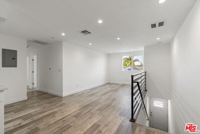 Foto del edificio - 5645 Willowcrest Ave