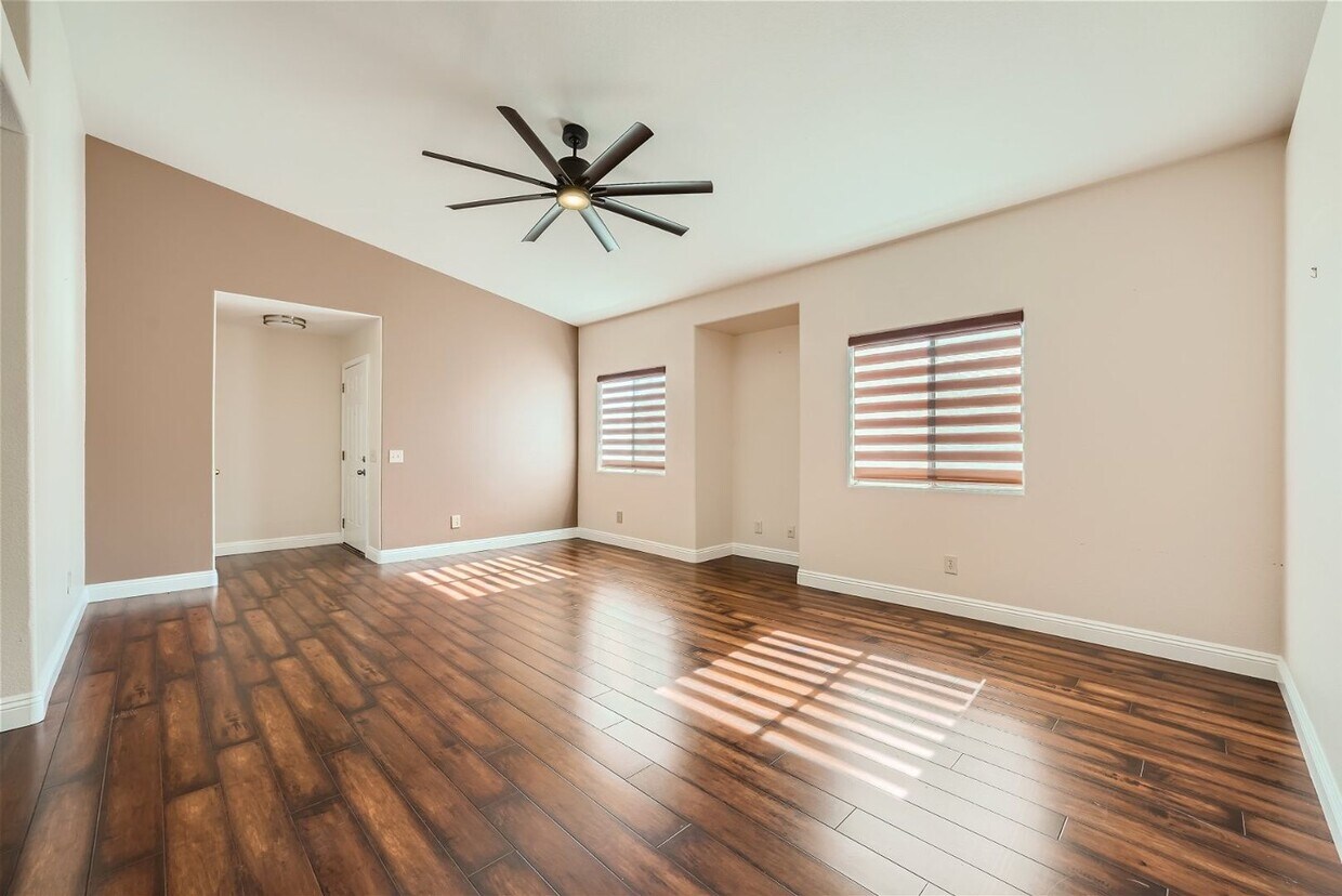 Foto principal - Elegant 2-Bedroom Condo in Gated Community...