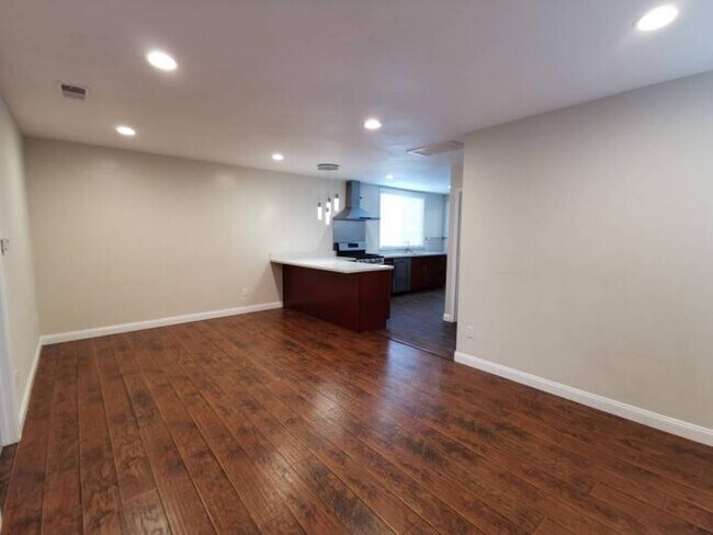 Building Photo - 3 bedroom in Oakland CA 94606