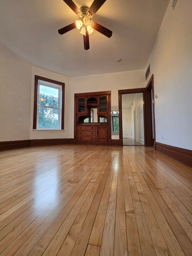 Foto del edificio - 1138 N Hamlin Ave