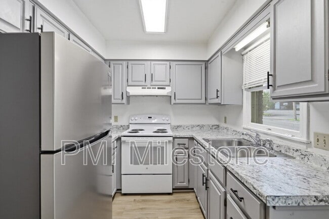 Building Photo - 131 Biser St