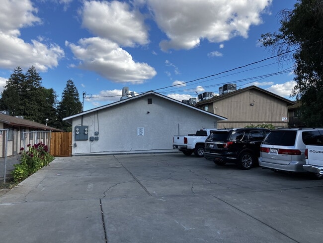 Foto del edificio - Price Drop !!Newly Remodeled Home for Lease 412 N Street, Merced, CA 95341