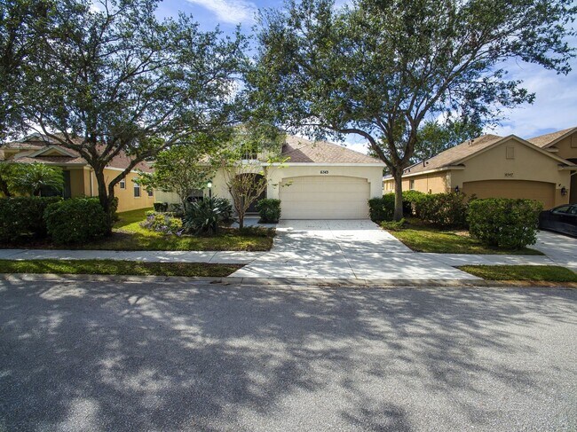 Foto del edificio - 4 bedroom 3 Bath Pool home in Lakewood Ran...