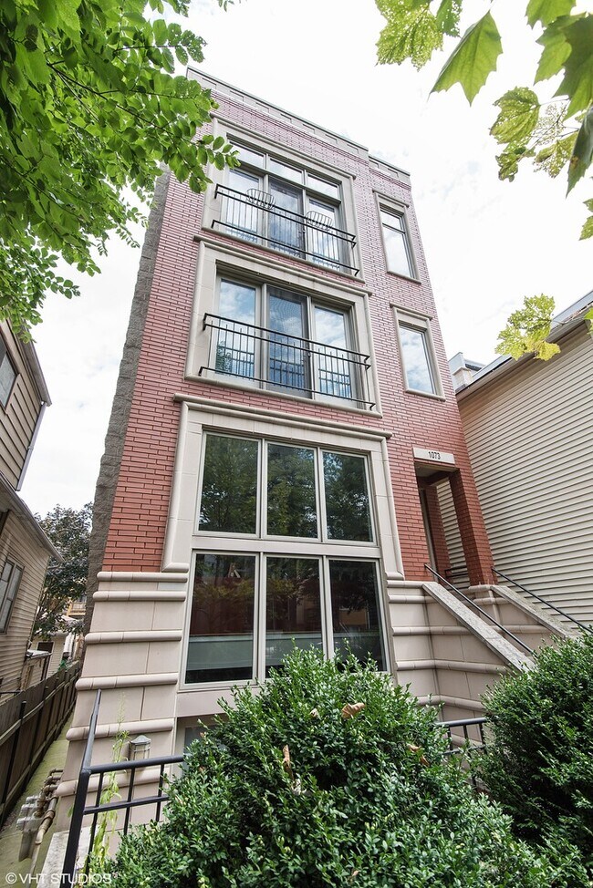 Building Photo - 1073 N Paulina St