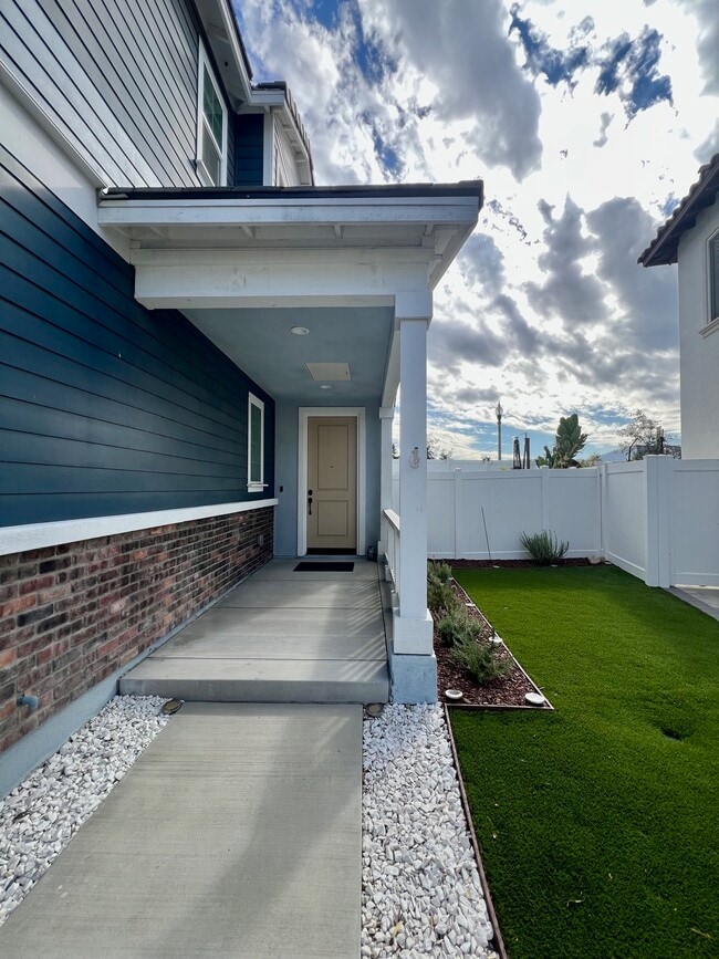 Building Photo - 394 Water Lily St